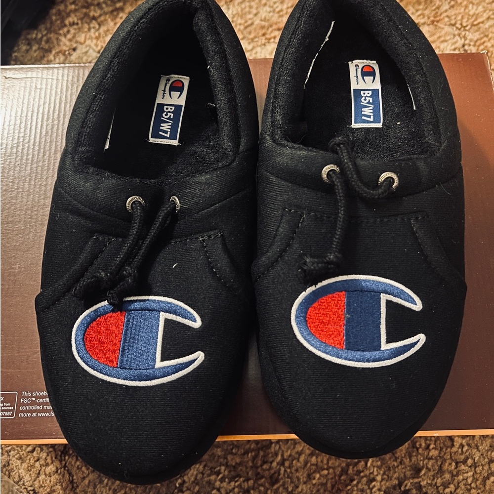 ✨NWOT Chapmion slippers✨